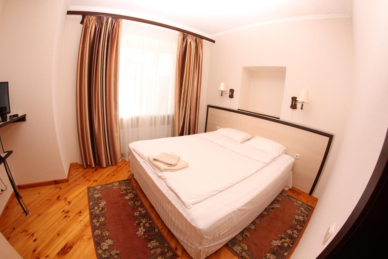 Uyut Hotel Чернихив Екстериор снимка