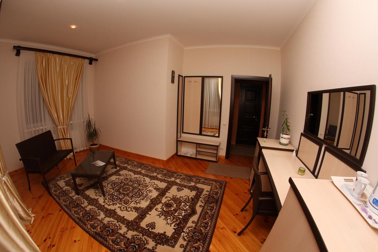 Uyut Hotel Чернихив Екстериор снимка