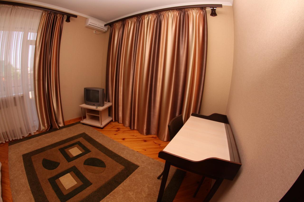 Uyut Hotel Чернихив Екстериор снимка