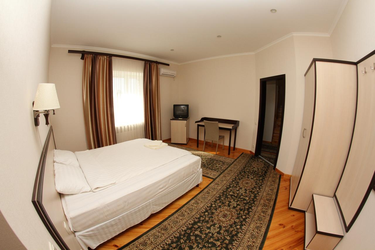 Uyut Hotel Чернихив Екстериор снимка