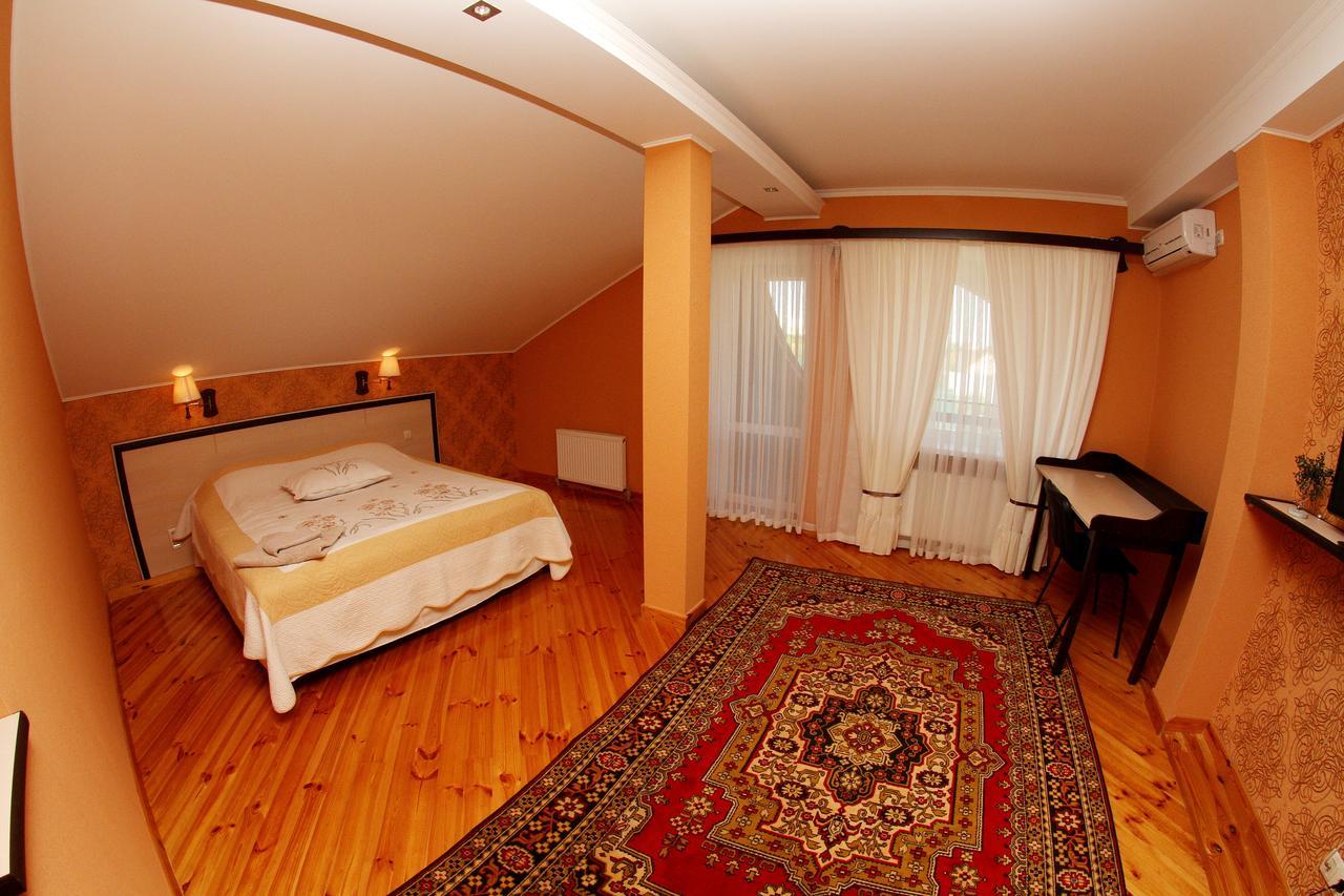 Uyut Hotel Чернихив Екстериор снимка