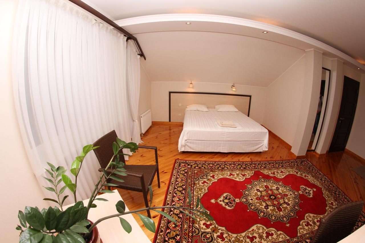 Uyut Hotel Чернихив Екстериор снимка
