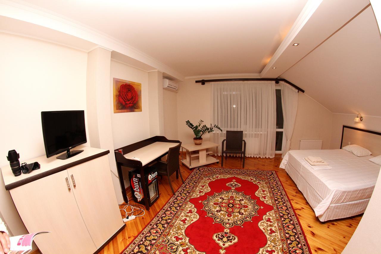 Uyut Hotel Чернихив Екстериор снимка
