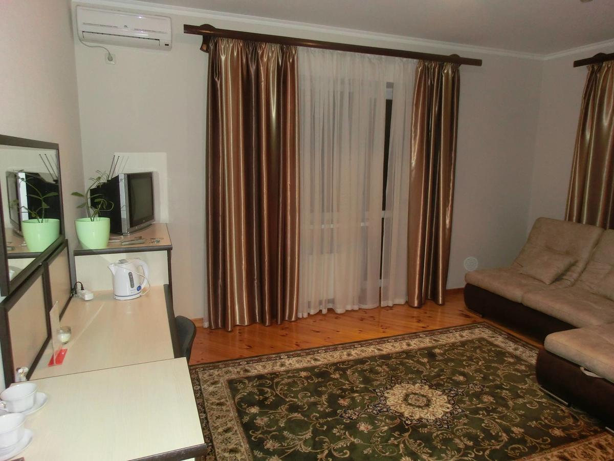 Uyut Hotel Чернихив Екстериор снимка