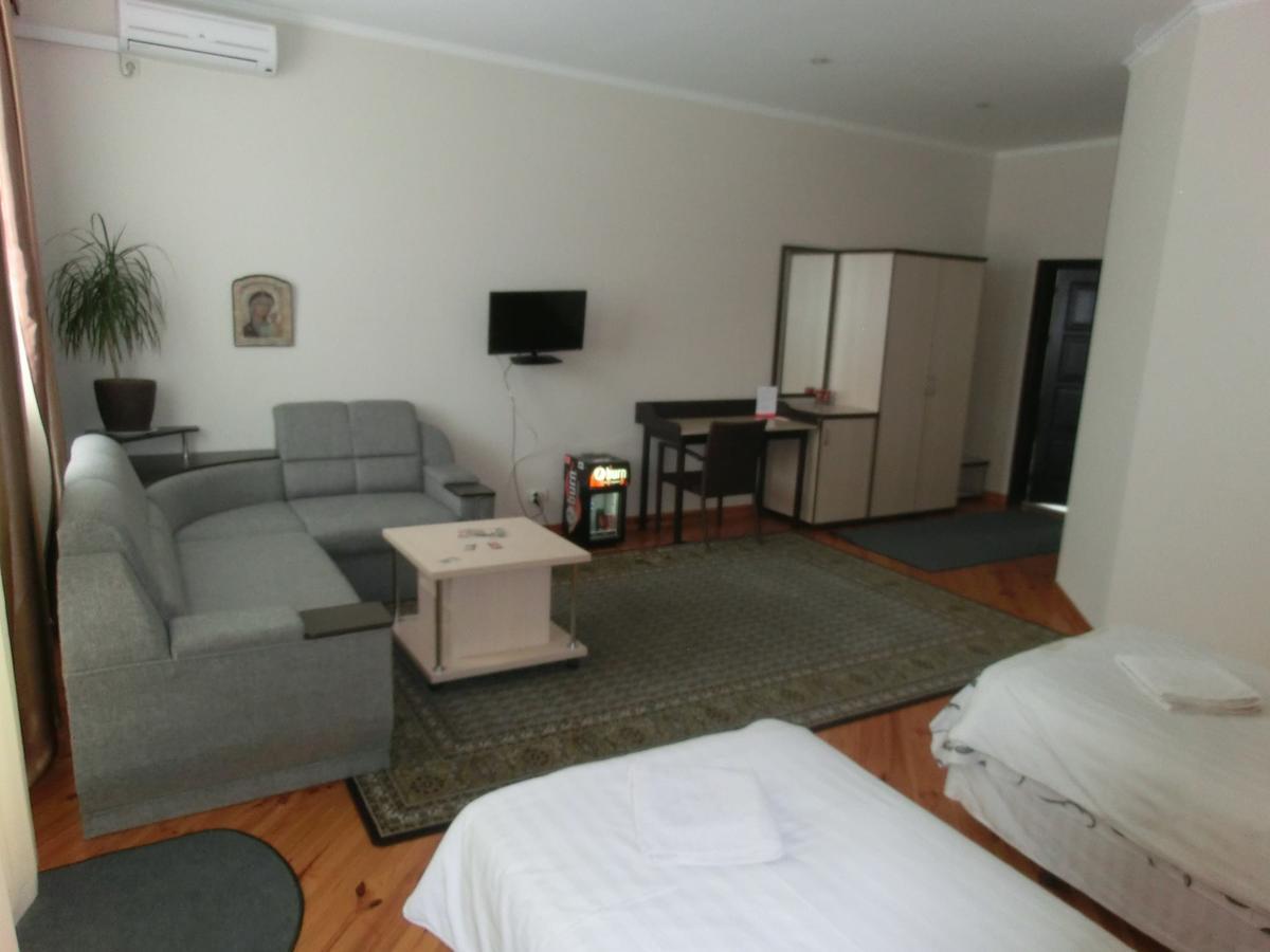 Uyut Hotel Чернихив Екстериор снимка