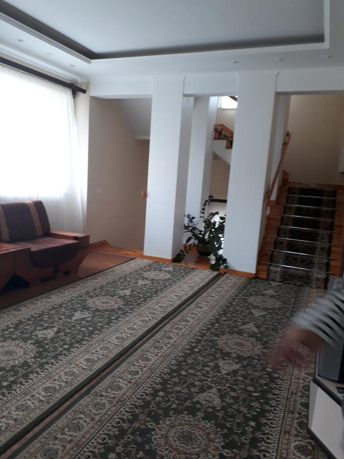 Uyut Hotel Чернихив Екстериор снимка